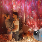 Projecteur galaxie posé sur une table de chevet